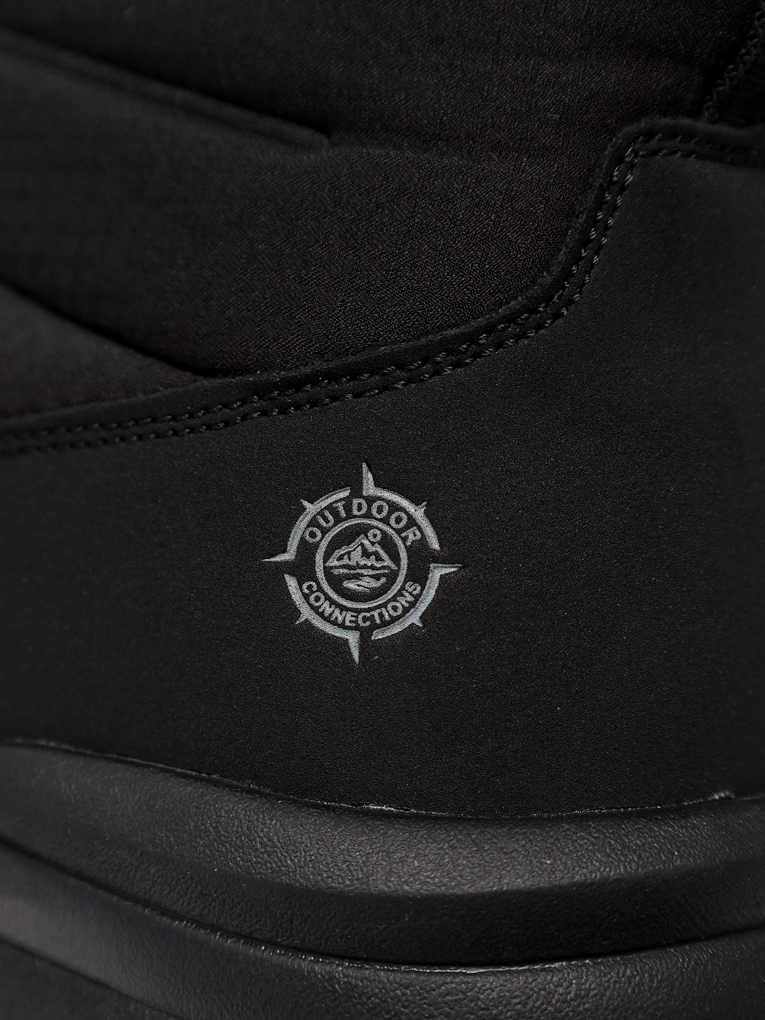 Дутики черного цвета на средней подошве